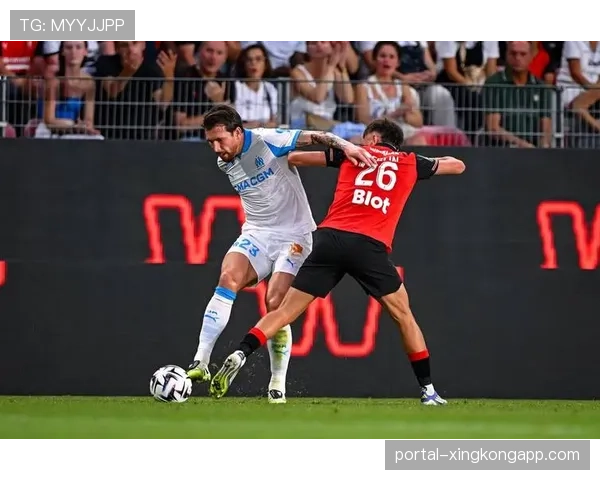 比赛第60分钟,塞维利亚通过一次经典的后场长传转换,由前锋单刀破门 比赛第60分钟,塞维利亚通过一次经典的后场长传转换,由前锋单刀破门