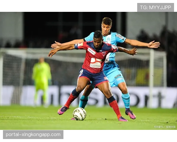 里昂对阵克莱蒙,中场休息时主场为已故传奇举行默哀仪式 里昂对阵克莱蒙,中场休息时主场为已故传奇举行默哀仪式