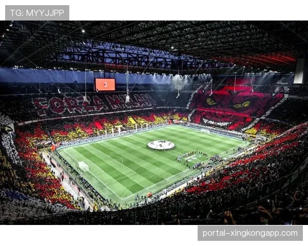 球迷看台展示巨型TIFO,图案为球队传奇边锋的经典传中瞬间 球迷看台展示巨型TIFO,图案为球队传奇边锋的经典传中瞬间